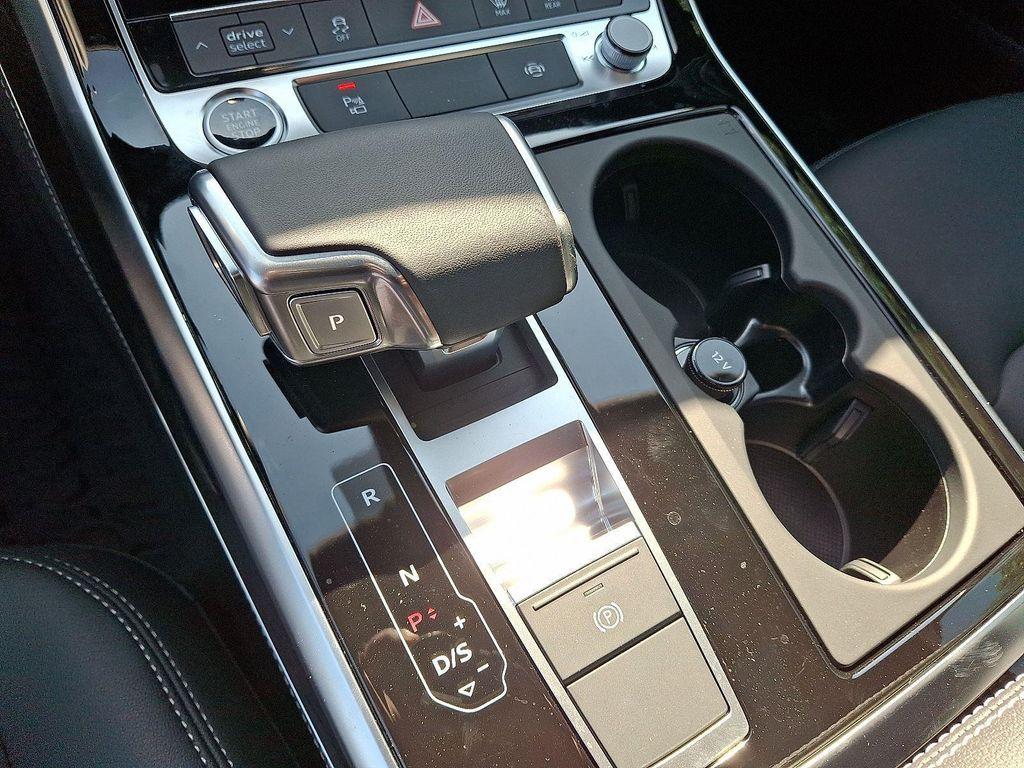 new 2025 Audi Q7 car, priced at $75,450