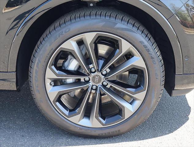 new 2025 Audi Q7 car, priced at $74,090