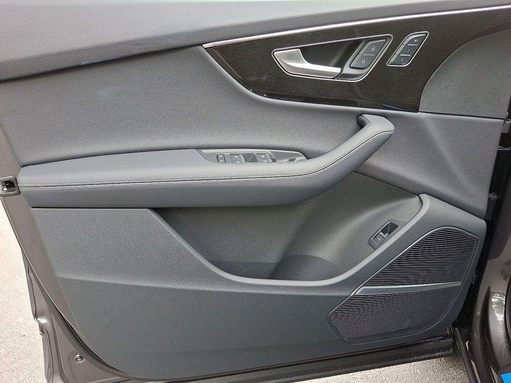 new 2025 Audi Q7 car, priced at $70,175