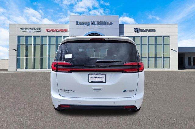 new 2024 Chrysler Pacifica Hybrid car, priced at $52,632