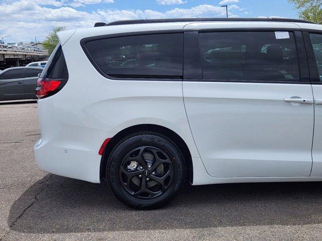 new 2024 Chrysler Pacifica Hybrid car, priced at $52,632