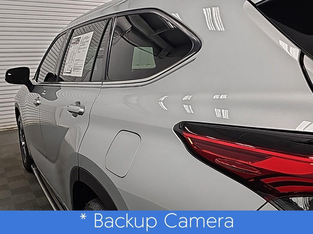 used 2022 Toyota Highlander car, priced at $28,000
