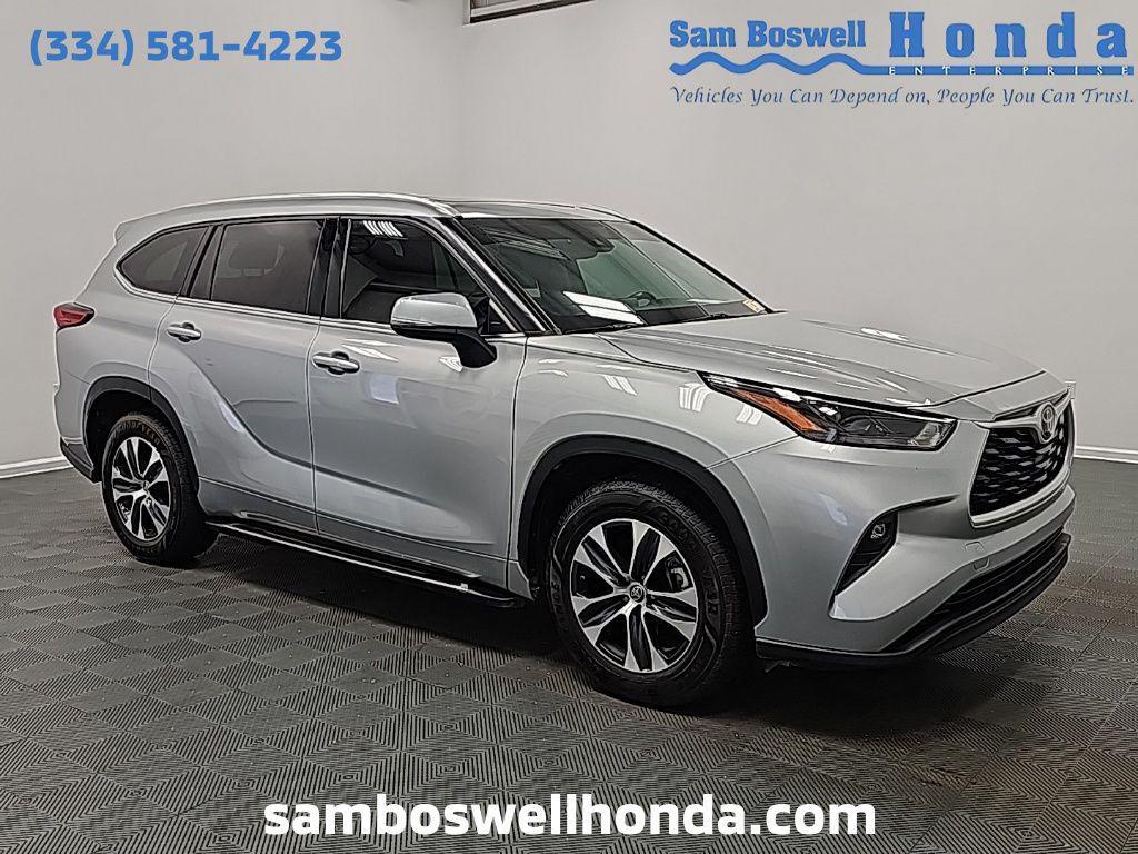 used 2022 Toyota Highlander car, priced at $28,000