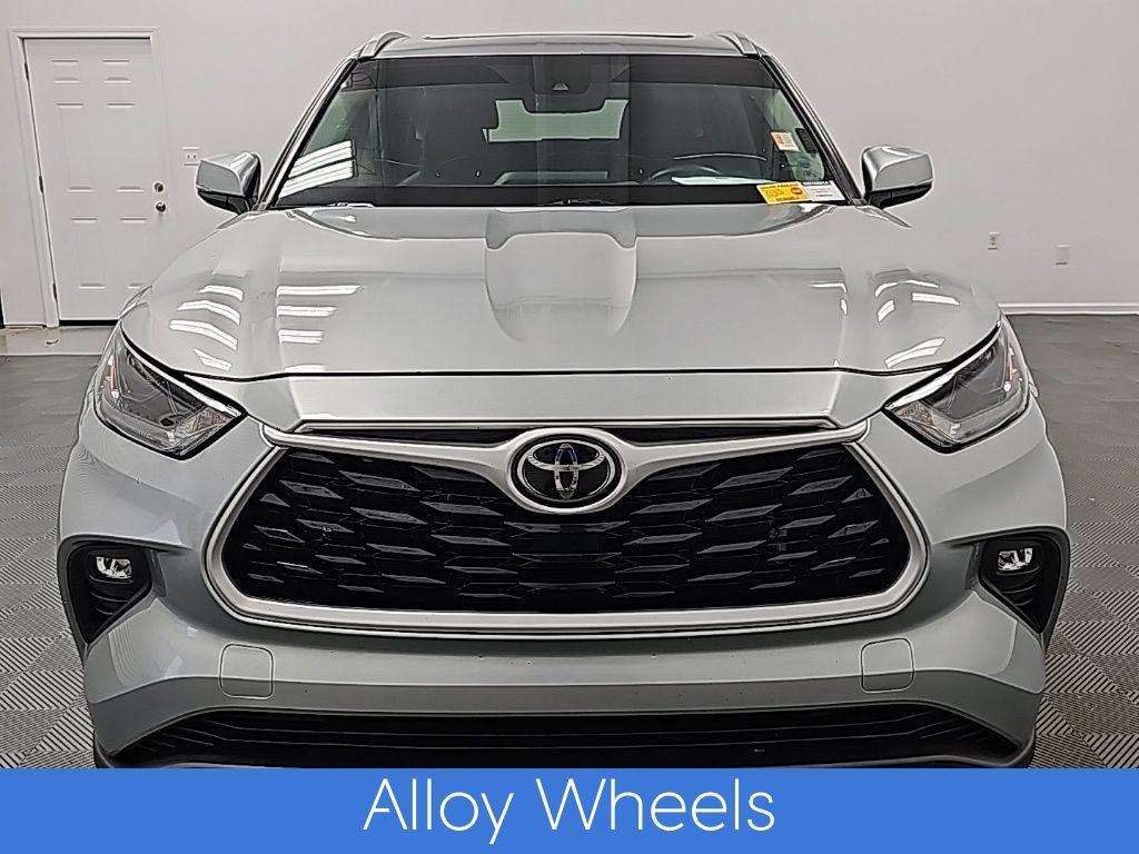 used 2022 Toyota Highlander car, priced at $28,000