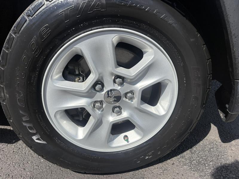 used 2015 Jeep Grand Cherokee car, priced at $11,999
