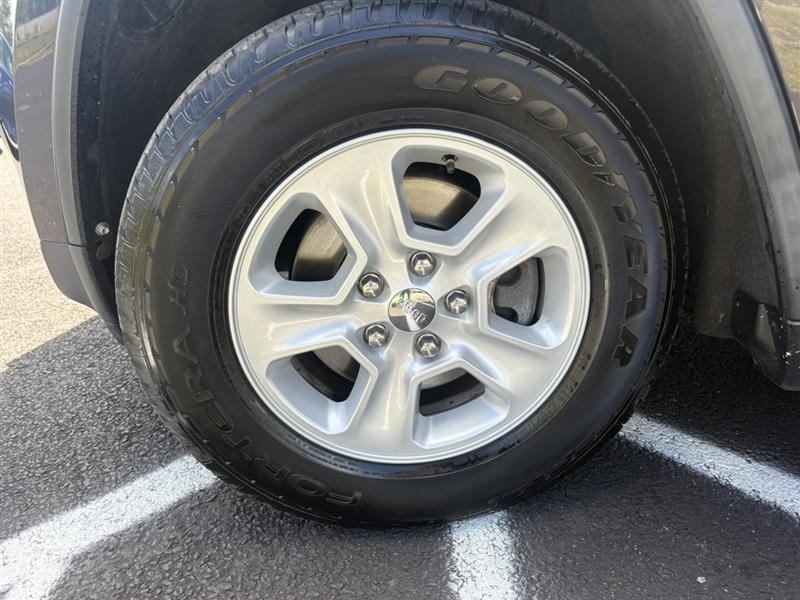 used 2015 Jeep Grand Cherokee car, priced at $11,999