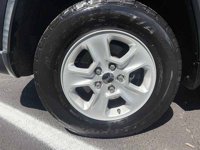 used 2015 Jeep Grand Cherokee car, priced at $11,999