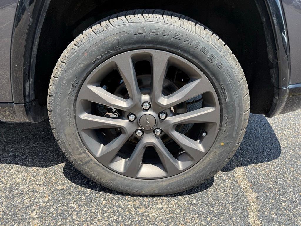 used 2016 Jeep Grand Cherokee car, priced at $15,995