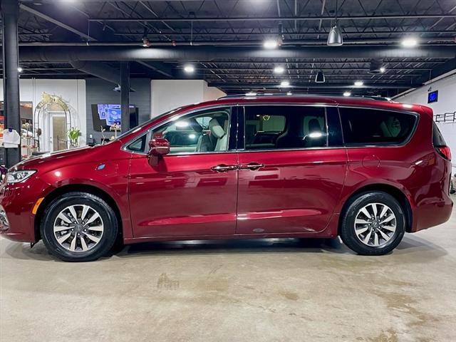 used 2021 Chrysler Pacifica Hybrid car