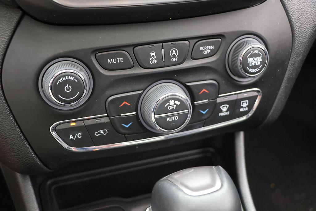 used 2022 Jeep Cherokee car, priced at $25,450