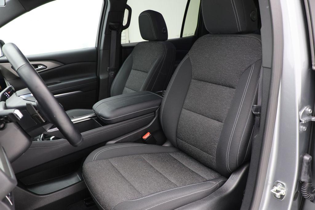 used 2025 Chevrolet Traverse car, priced at $35,900