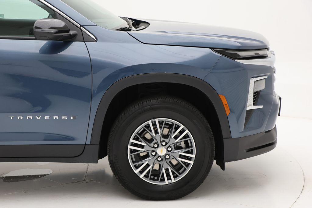 used 2025 Chevrolet Traverse car, priced at $35,900