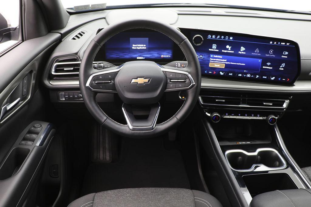 used 2025 Chevrolet Traverse car, priced at $35,900