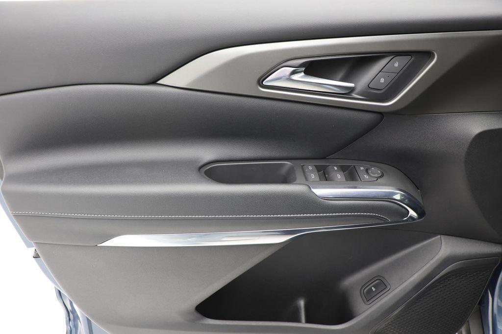 used 2025 Chevrolet Traverse car, priced at $35,900