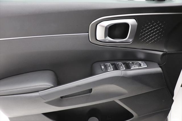 used 2022 Kia Sorento Hybrid car, priced at $29,900