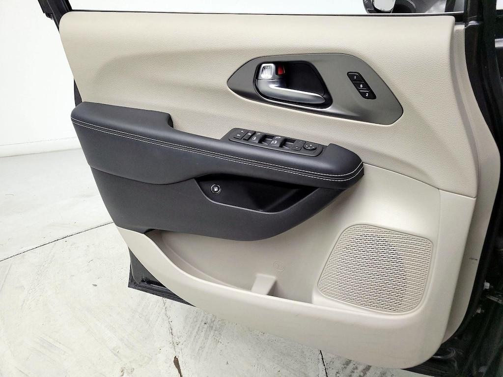 used 2022 Chrysler Pacifica Hybrid car, priced at $27,998