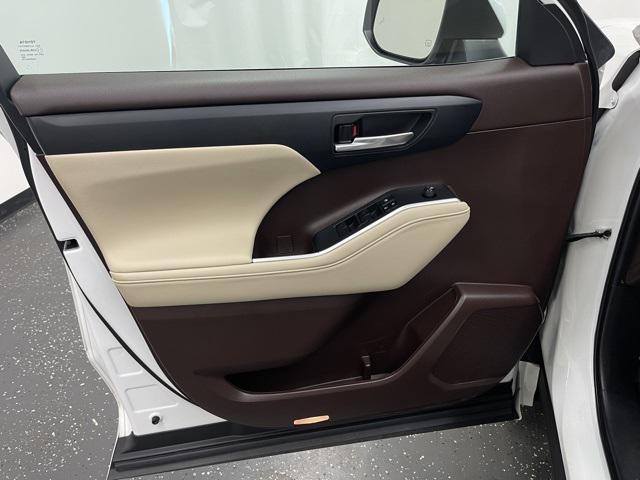 used 2022 Toyota Highlander car, priced at $33,500