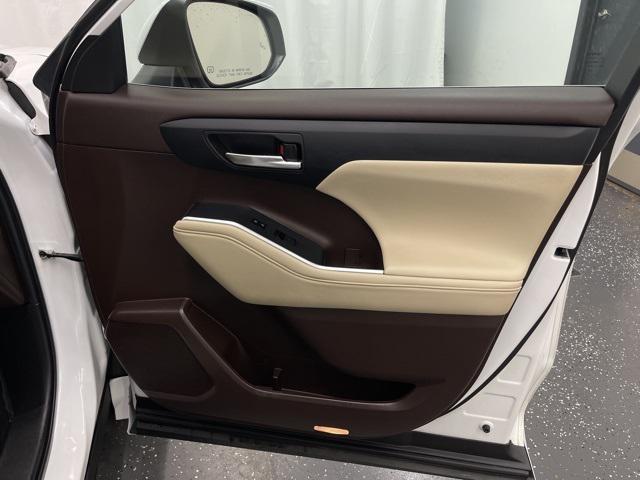used 2022 Toyota Highlander car, priced at $33,500