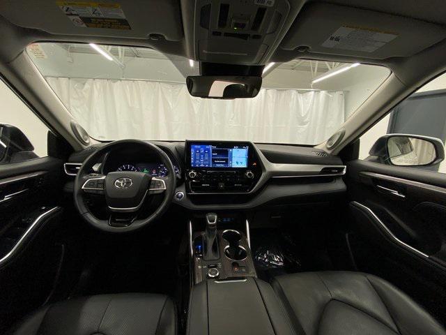 used 2022 Toyota Highlander car, priced at $41,499