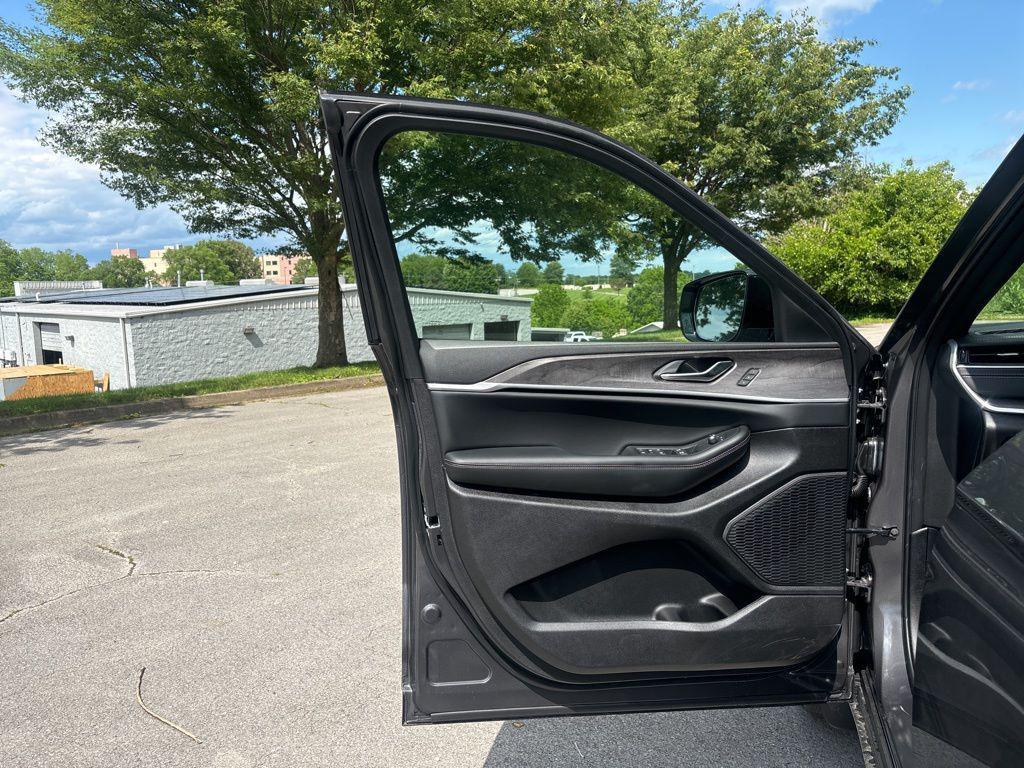 new 2025 Jeep Grand Cherokee car, priced at $41,858