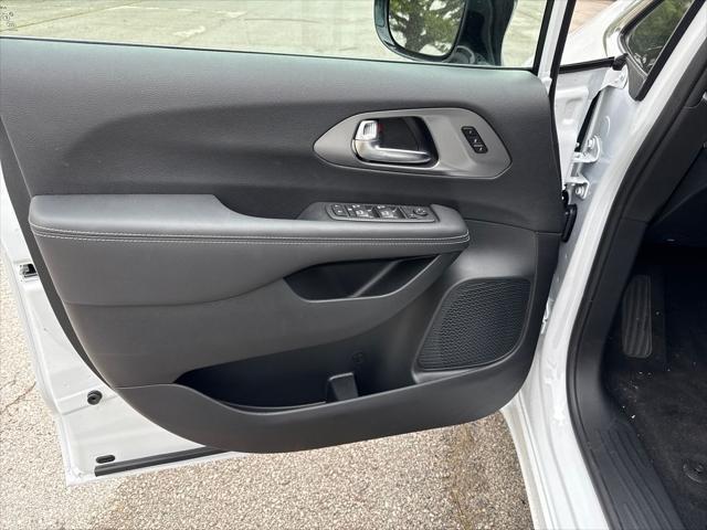 new 2025 Chrysler Pacifica car, priced at $39,661