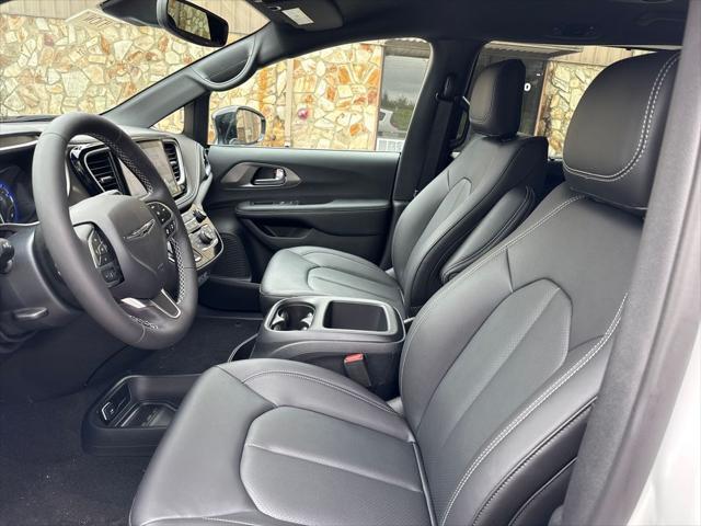 new 2025 Chrysler Pacifica car, priced at $39,661