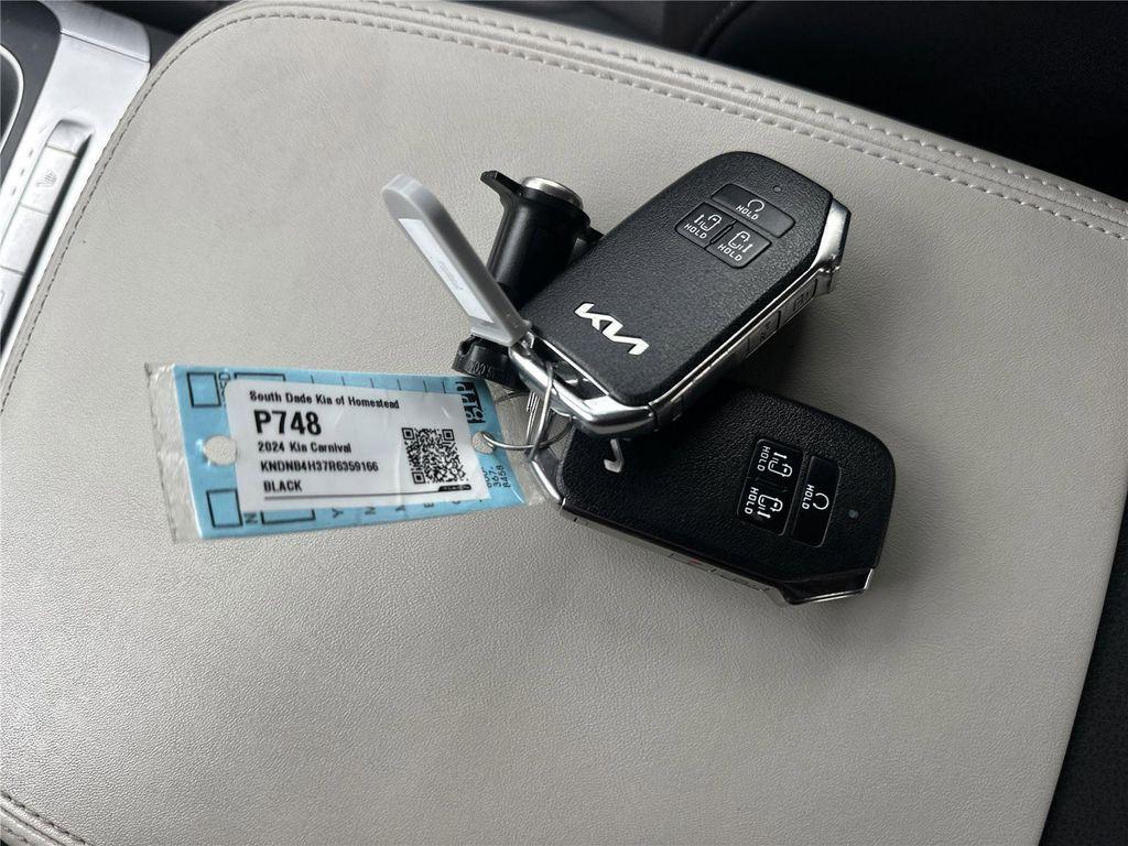 used 2024 Kia Carnival car, priced at $29,684