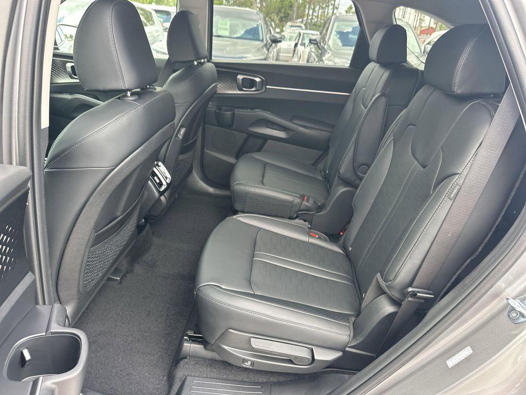 new 2025 Kia Sorento Hybrid car, priced at $39,149
