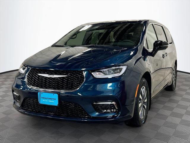 new 2025 Chrysler Pacifica Hybrid car, priced at $49,251