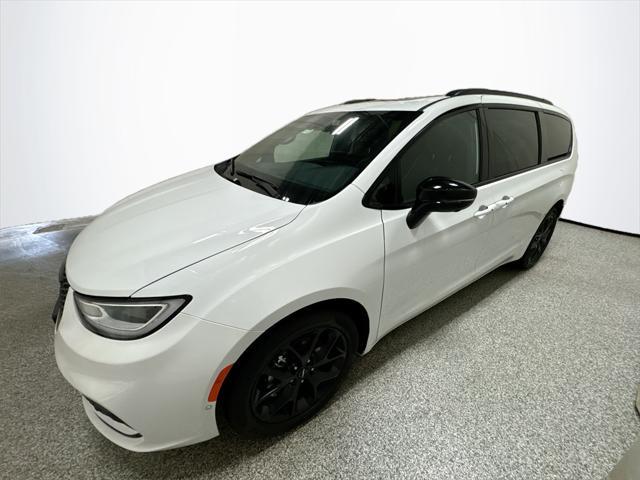new 2024 Chrysler Pacifica car, priced at $52,149
