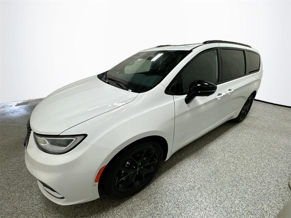 new 2024 Chrysler Pacifica car, priced at $48,102