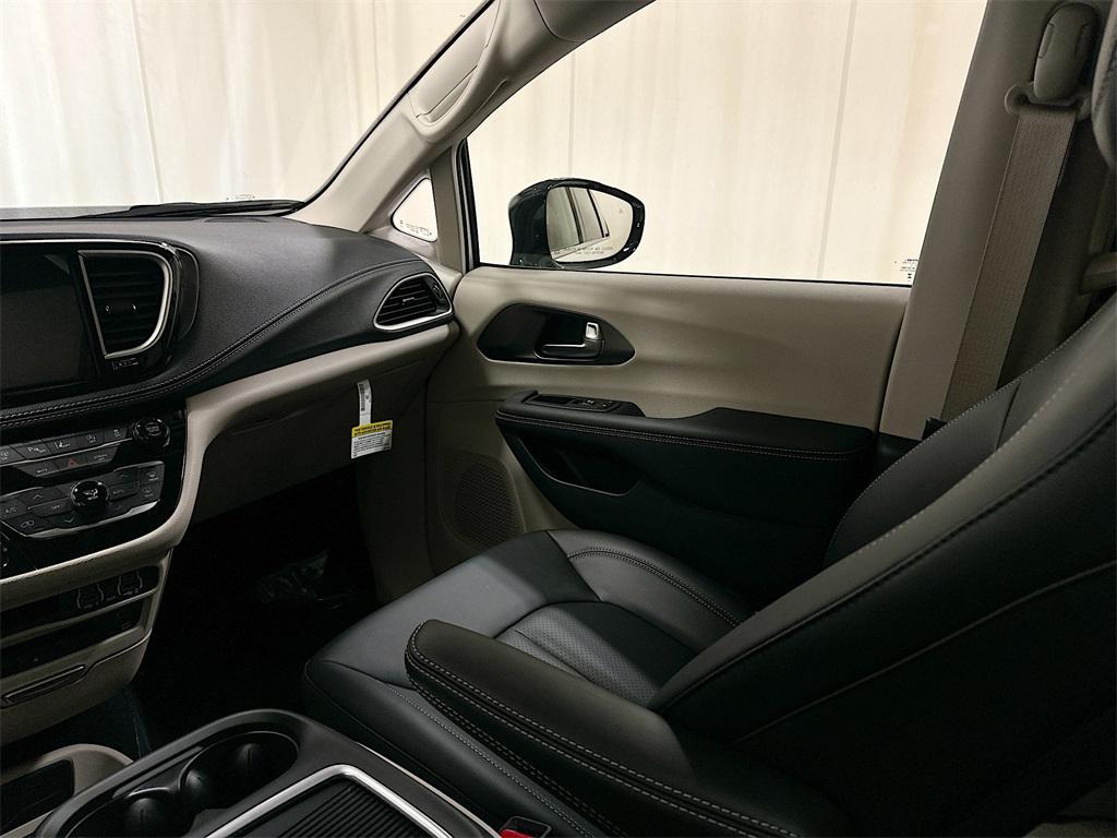 new 2024 Chrysler Pacifica car, priced at $43,539