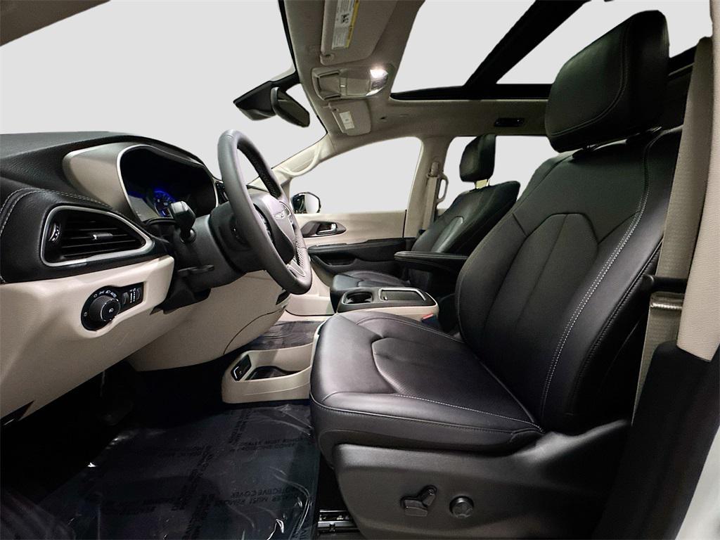 new 2024 Chrysler Pacifica car, priced at $43,539