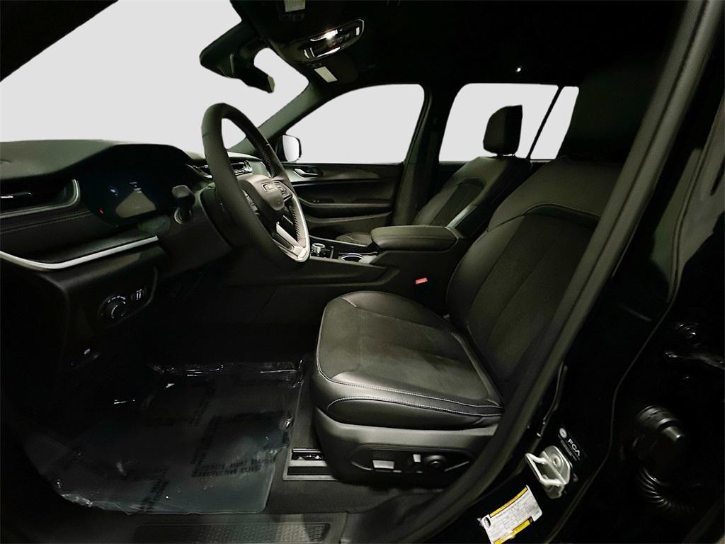 used 2025 Jeep Grand Cherokee car, priced at $38,992
