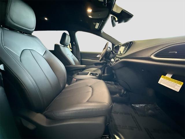 new 2025 Chrysler Pacifica car, priced at $45,336
