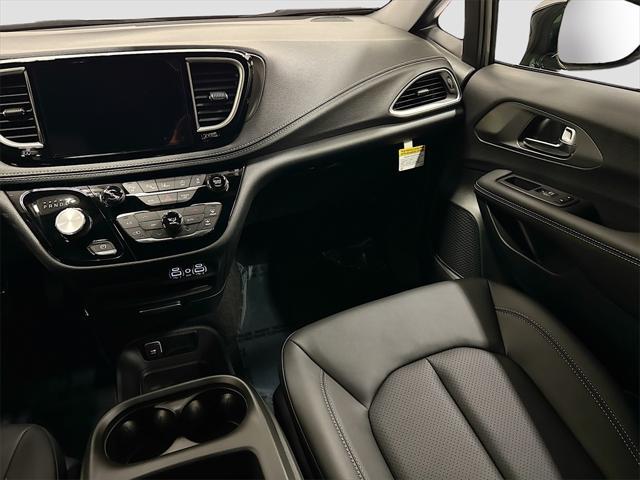 new 2025 Chrysler Pacifica car, priced at $45,336