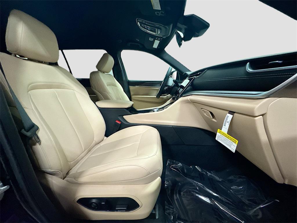 new 2025 Jeep Grand Cherokee L car, priced at $42,800