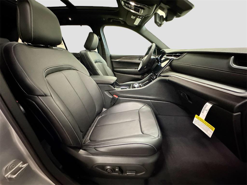 new 2025 Jeep Grand Cherokee car, priced at $51,905