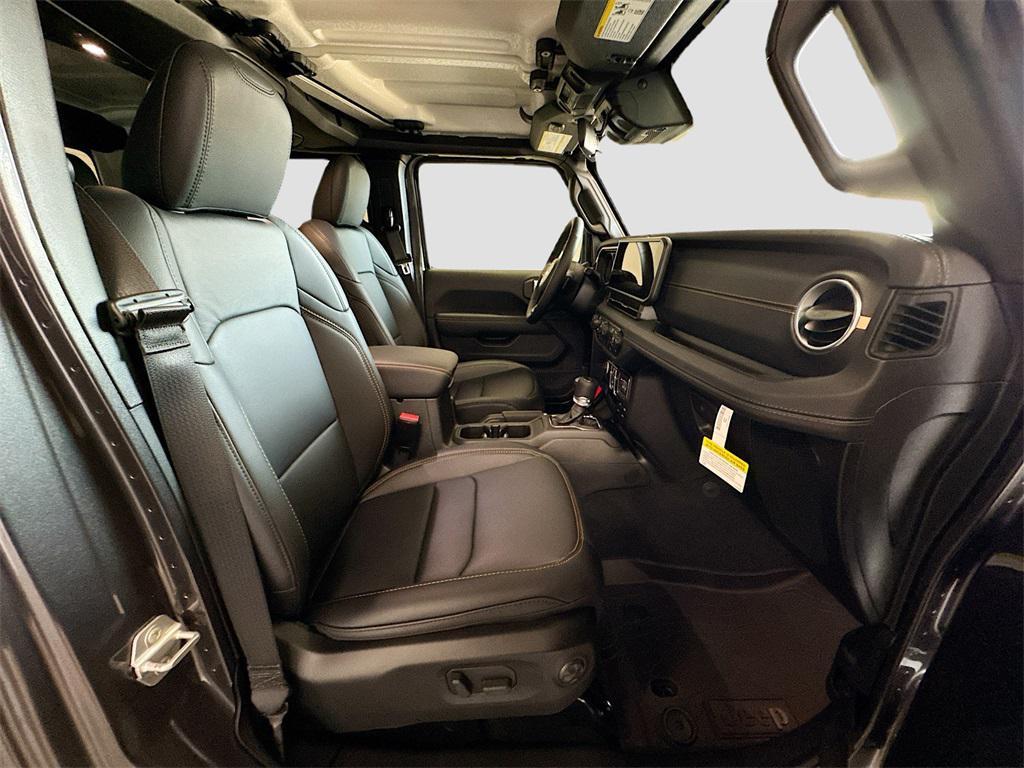 new 2025 Jeep Gladiator car, priced at $47,900