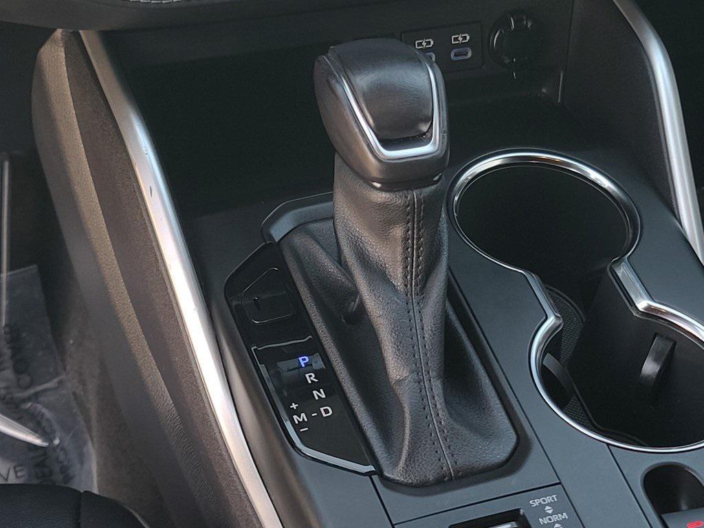 used 2022 Toyota Highlander car, priced at $30,900