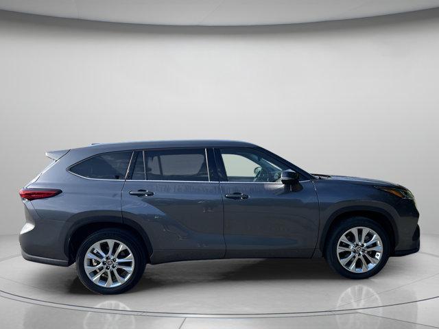 used 2021 Toyota Highlander car, priced at $26,998