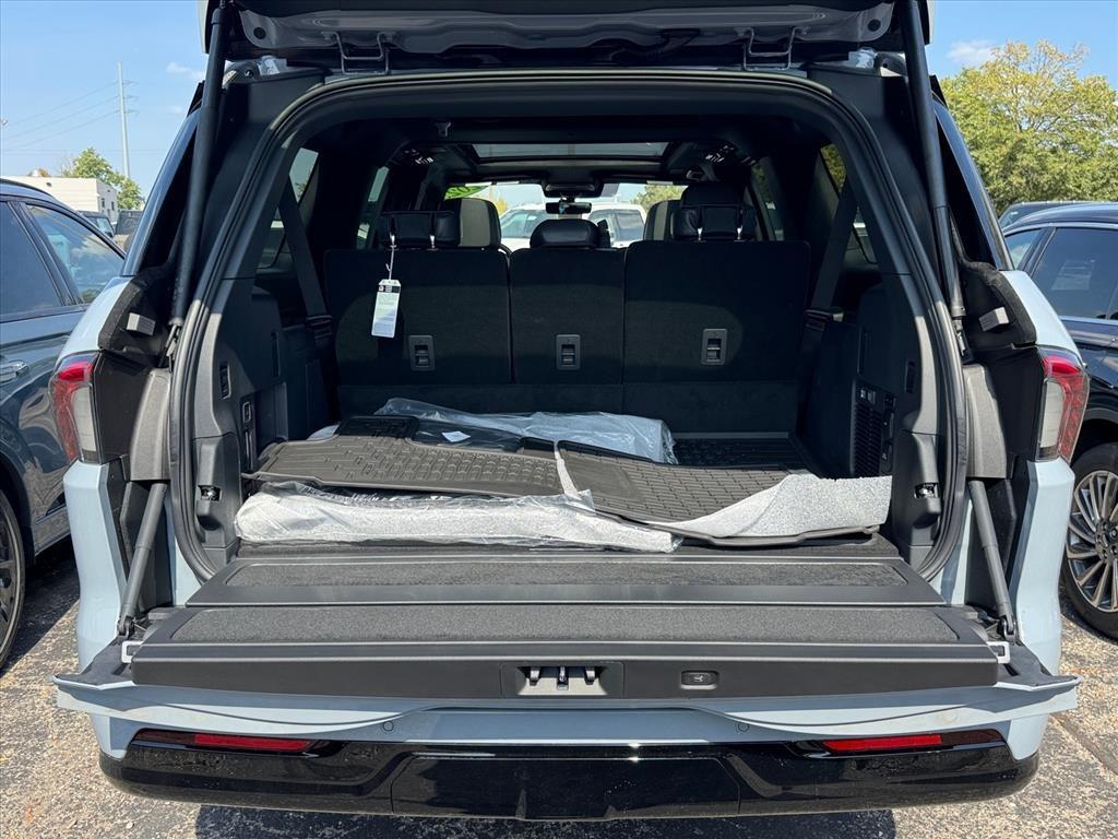 new 2025 Lincoln Navigator car, priced at $107,800