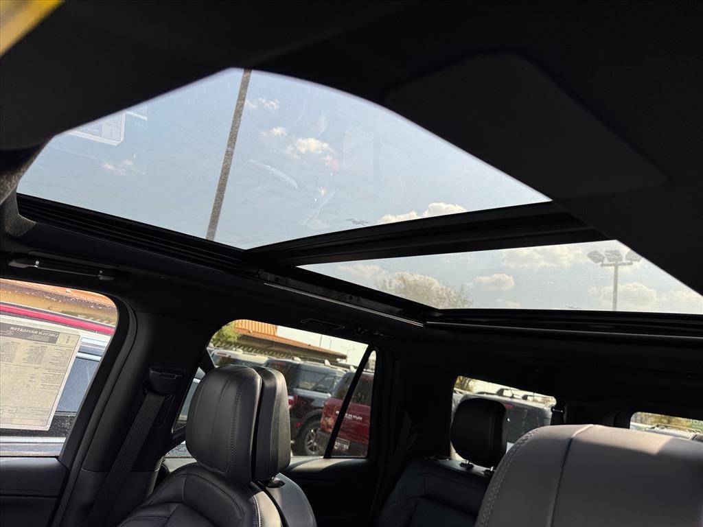 new 2025 Lincoln Navigator car, priced at $107,800