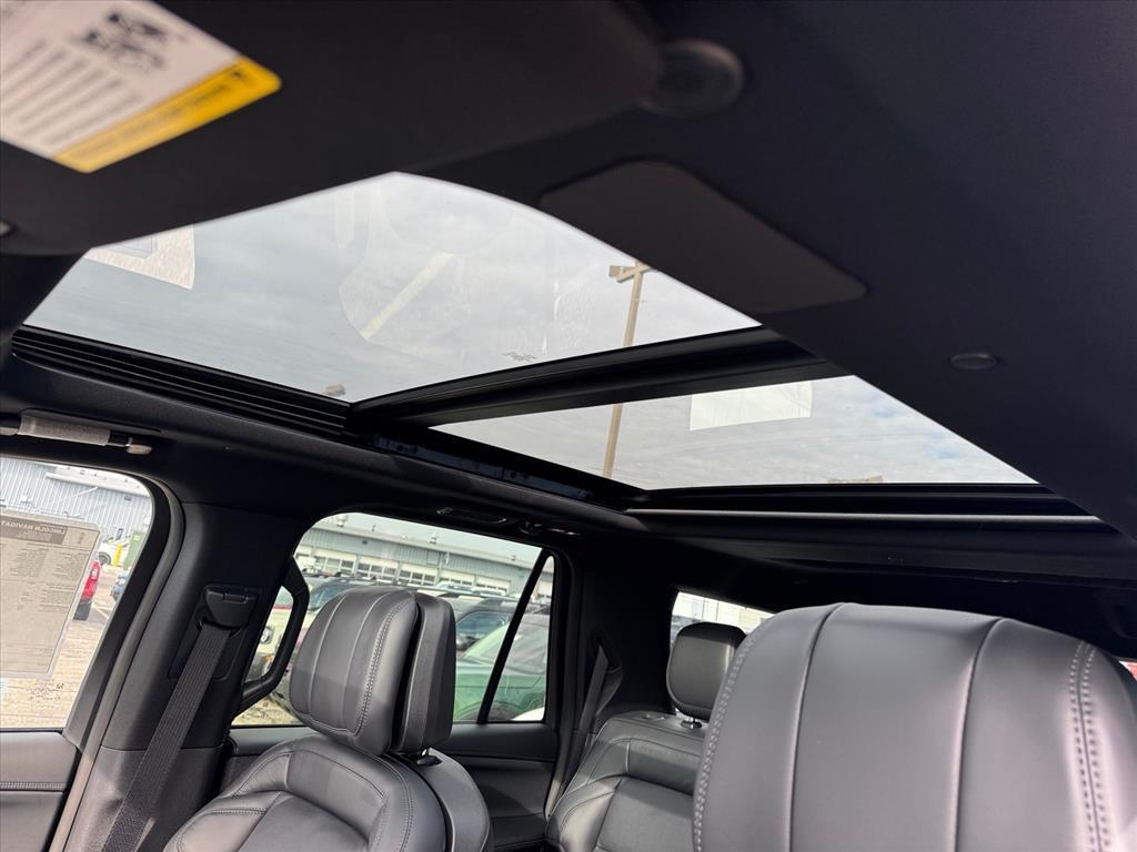 new 2025 Lincoln Navigator car, priced at $104,060