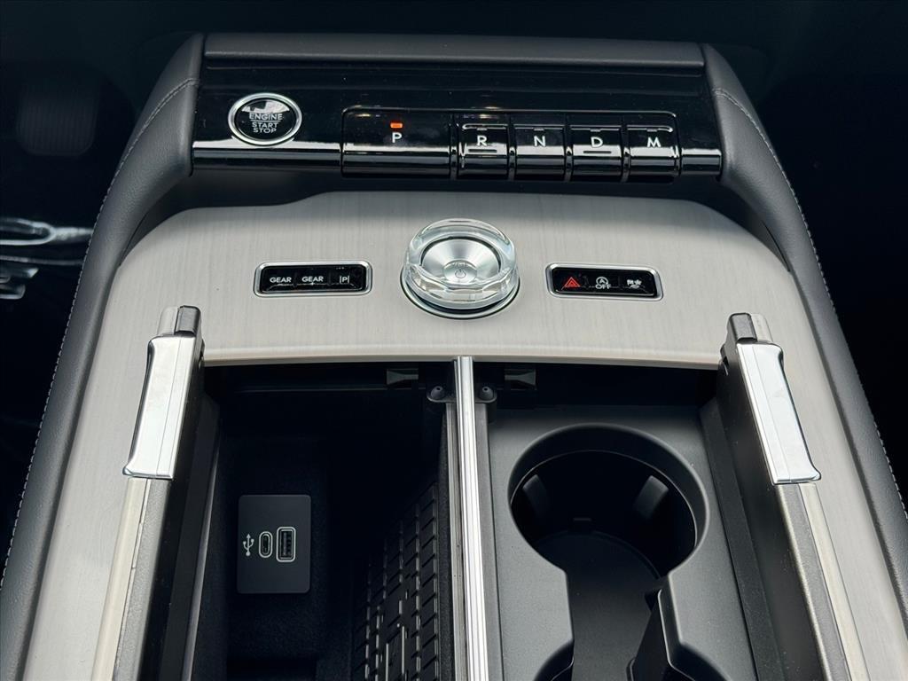 new 2025 Lincoln Navigator car, priced at $104,060