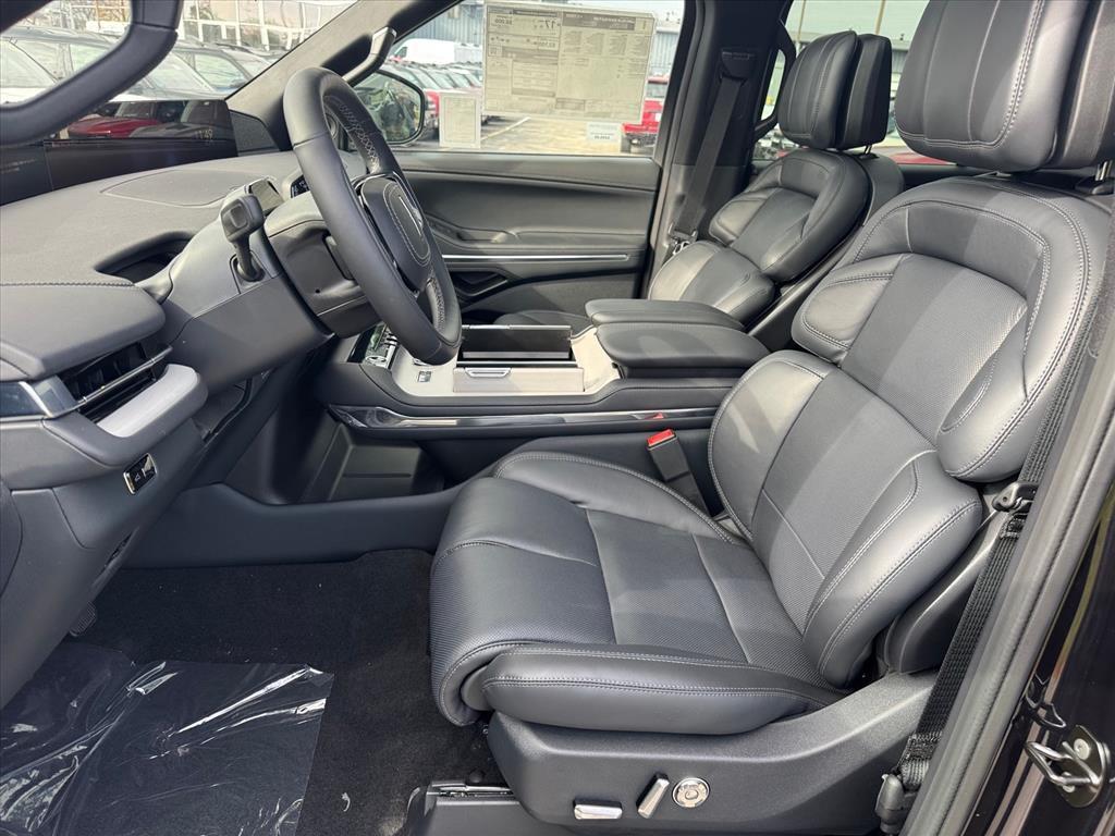 new 2025 Lincoln Navigator car, priced at $104,060