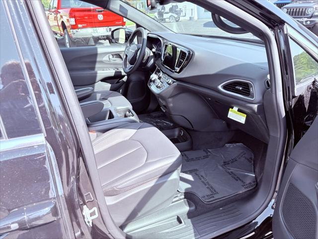 used 2025 Chrysler Pacifica car, priced at $38,860