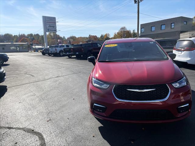 new 2025 Chrysler Pacifica car, priced at $46,320