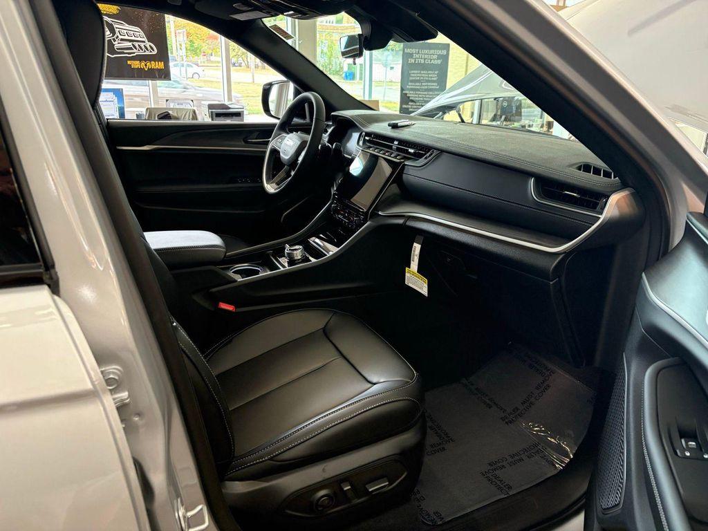 new 2025 Jeep Grand Cherokee car, priced at $52,260