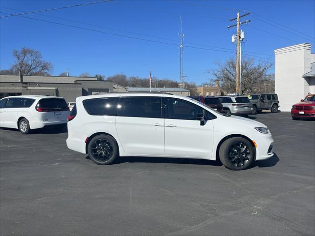 new 2024 Chrysler Pacifica car, priced at $46,595